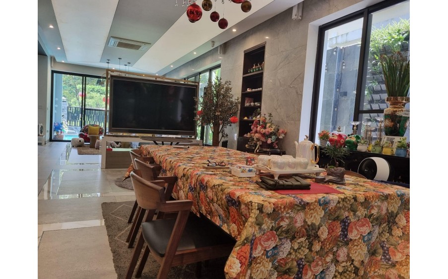 Bán gấp Biệt thự cầu giấy, ô tô vào nhà, 160m, 40 tỷ, có thang máy, chủ nhà bán kín